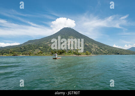 Pêcheur sur le lac Atitlan, Guatemala Banque D'Images