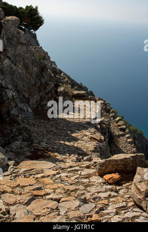 Peut-être une vieille année thousend Kalderimi ou cobblestone routes pavées pour mulis ont été le principal système de circulation en Crète dans l'ancien temps. De nos jours Kalderimi l Banque D'Images