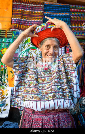 Une vieille femme maya Indegenous portant des vêtements traditionnels, y compris une tocoyal ou tête typique d'enveloppement hat de Santiago Atitlan, Guatemala Banque D'Images