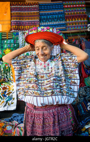 Une vieille femme maya Indegenous portant des vêtements traditionnels, y compris une tocoyal ou tête typique d'enveloppement hat de Santiago Atitlan, Guatemala Banque D'Images