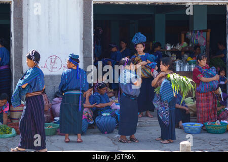 Plusieurs femmes de tous âges dans la typique costume national au marché au Guatemala Banque D'Images