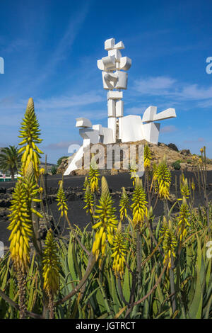 Echte Aloe (Aloe vera, Aloe Barbadensis) suis Monumento al Campesino, Monumento a la Fecundidad von César Manrique, San Bartolomé, Lanzarote, Kanarische Banque D'Images