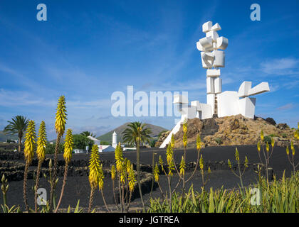 Echte Aloe (Aloe vera, Aloe Barbadensis) suis Monumento al Campesino, Monumento a la Fecundidad von César Manrique, San Bartolomé, Lanzarote, Kanarische Banque D'Images