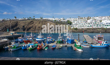 Le port de pêche de la Tinosa à Puerto del Carmen, Lanzarote, îles Canaries, Espagne, Europe Banque D'Images