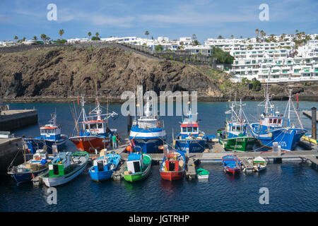 Le port de pêche de la Tinosa à Puerto del Carmen, Lanzarote, îles Canaries, Espagne, Europe Banque D'Images