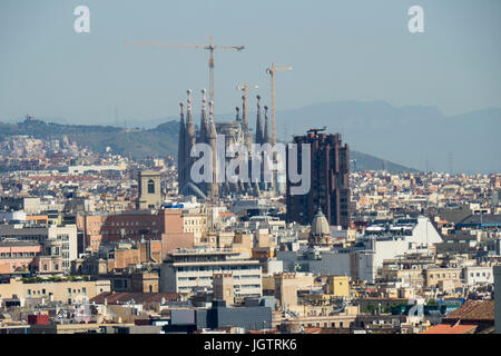Vue sur les toits de Barcelone et Sagrada Família de Montjuïc, Barcelone, Espagne. Banque D'Images