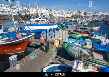 Le port de pêche de la Tinosa à Puerto del Carmen, Lanzarote, îles Canaries, Espagne, Europe Banque D'Images