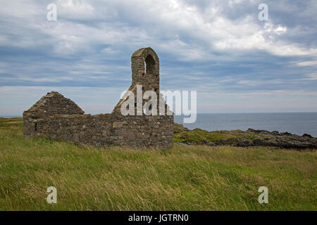 La chapelle Saint-Michel sur St Michael's Isle, ou Fort Island, sur l'île de Man. Dans la paroisse de Malew. Une chapelle en ruine du 12ème siècle. Banque D'Images