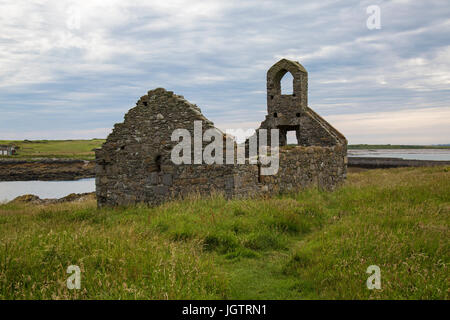 La chapelle Saint-Michel sur St Michael's Isle, ou Fort Island, sur l'île de Man. Dans la paroisse de Malew. Une chapelle en ruine du 12ème siècle. Banque D'Images