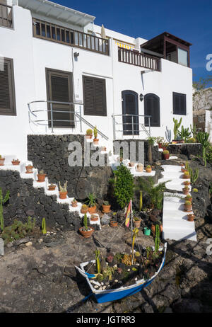 Maisons de pêcheurs avec jardin avant de lave décorée au port de pêche, la Tinosa à Puerto del Carmen, Lanzarote, îles Canaries, Espagne, Europe Banque D'Images