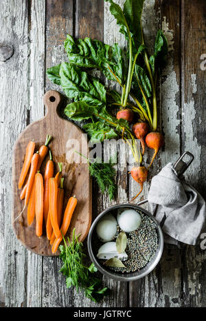 Les carottes, les betteraves et les lentilles sur une table en bois vintage background Banque D'Images