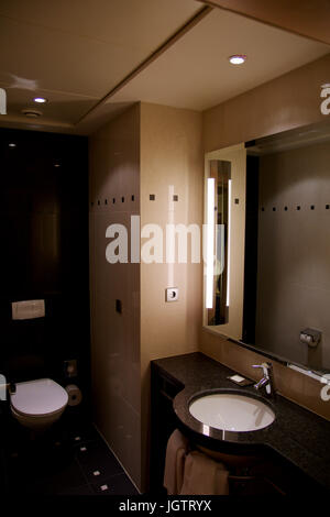 Vienne, AUTRICHE - avril 28th, 2017 : hôtel de luxe intérieur salle de bains haut de gamme et une décoration de style moderne avec Banque D'Images