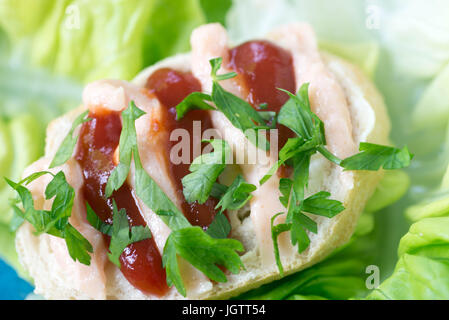 Petit sandwich ouvert en bonne santé avec du ketchup et de la pâte de poisson selective focus macro Banque D'Images