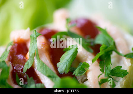 Petit sandwich ouvert en bonne santé avec du ketchup et de la pâte de poisson selective focus macro Banque D'Images