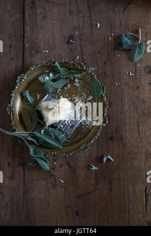 Râpe à fromage sur un Parmessan Banque D'Images