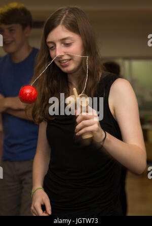 Anne Walker, originaire du Michigan et Marine Corps Air Station Iwakuni visiteur, joue avec un jouet kendama au cours d'une visite à Kinjuen Accueil Soins infirmiers en ville Iwakuni, Japon, le 7 juillet 2017. L'invitation à la maison de soins infirmiers a été mis en place par le MCAS Iwakuni Adaptation culturelle Programme pour célébrer Tanabata, également connu comme le festival des étoiles. Il a donné aux locataires de l'air station un avant-goût de la culture japonaise et de l'amitié. (U.S. Marine Corps photo par Lance Cpl. Gabriela Garcia-Herrera) Banque D'Images