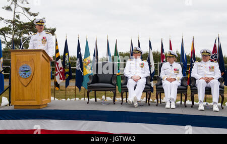 170707-N-KH214-121 Oak Harbor, Washington (7 juillet 2017) Arrière Adm. Paul Pearigen, commandant de la Marine, de l'Ouest, parle de la médecine au cours de l'hôpital naval - cérémonie de passation de commandement à la Naval Air Station Whidbey Island. Le Capitaine Christine Sears soulagé Le Capitaine Frederick McDonald comme commandant de l'hôpital naval Oak Harbor. (U.S. Photo par marine Spécialiste de la communication de masse 2e classe Scott Wood/libérés) Banque D'Images