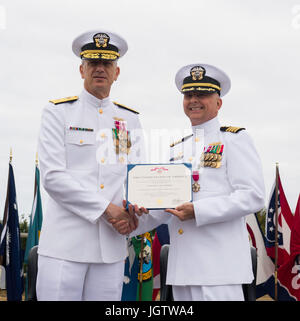 170707-N-KH214-171 Oak Harbor, Washington (7 juillet 2017) Arrière Adm. Paul Pearigen, commandant de la Marine, à l'ouest de la médecine, présente la Légion du mérite au Capitaine Frederick McDonald au cours de l'hôpital naval - cérémonie de passation de commandement à la Naval Air Station Whidbey Island. Le Capitaine Christine Sears soulagé Le Capitaine Frederick McDonald comme commandant de l'hôpital naval Oak Harbor. (U.S. Photo par marine Spécialiste de la communication de masse 2e classe Scott Wood/libérés) Banque D'Images