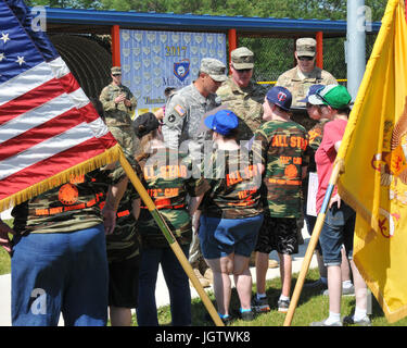 Le capitaine Clint batelier, société Delta, 334 bataillon de soutien de la Brigade, Sioux City, Iowa, rend le serment de l'enrôlement de membres de la Ligue Miracle Sioux City le 9 juillet 2017 à Riverside Park, Sioux City, Iowa. Les membres de la Ligue Miracle ont été faits membres d'honneur de la Garde nationale de l'Armée de l'Iowa pour une journée dans le cadre de leur match des étoiles. (U.S. Air National Guard photo par le Sgt. Bill Wiseman/libérés) Banque D'Images