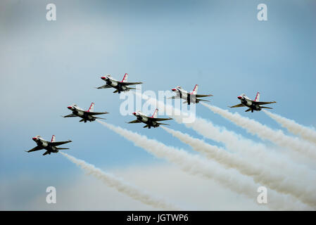 L'US Air Force Thunderbirds effectuez une delta formation sur le Royal Air Force Lakenheath, Angleterre le 10 juillet. Les Thunderbirds sont mis à exécuter au cours de la Royal International Air Tattoo 2017 du 14 au 16 juillet pour leur seul Royaume-uni visiter cette année. (U.S. Air Force photo/ Tech. Le Sgt. Matthew Plew) Banque D'Images