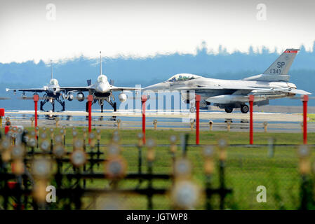 U.S. Air Force F-16 Fighting Falcon aéronefs affectés au 480e Escadron de chasse, Base aérienne de Spangdahlem, en Allemagne, en arriver à RAF Lakenheath, Angleterre, le 10 juillet 2017. Aviateurs, affecté à la 52e Escadre de chasse sera aux côtés de la 48e Escadre de chasse de la Marine et les alliés des Anglais lors d'un déploiement d'entraînement au vol, qui est prévue pour durer plusieurs semaines. (U.S. Air Force photo de Tech. Le Sgt. Matthew Plew) Banque D'Images