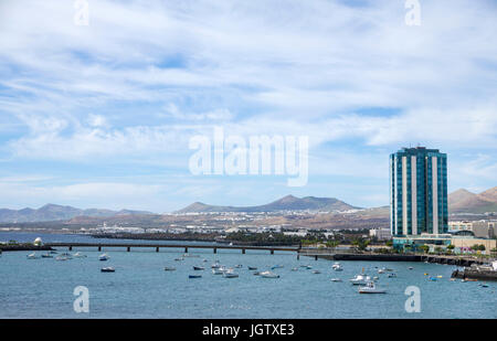 Grand hotel de la plage, avec le plus haut bâtiment de stockage 17 à Arrecife, Lanzarote, îles Canaries, Espagne, Europe Banque D'Images