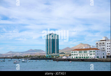 Grand hotel de la plage, avec le plus haut bâtiment de stockage 17 à Arrecife, Lanzarote, îles Canaries, Espagne, Europe Banque D'Images