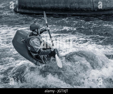 Image représentant un jeune homme White Water Kayak sur une journée d'automne sur la Rivière Tees Barrage dans Middlesbrough. Communiqué de modèle signé Banque D'Images