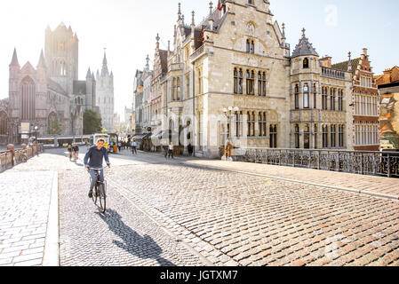 Gand, Belgique - 02 juin 2017 : Belle vue sur la vieille ville avec des gens à pied sur le pont saint Nicolas pendant le lever du soleil dans la ville de Gand, Belgique Banque D'Images