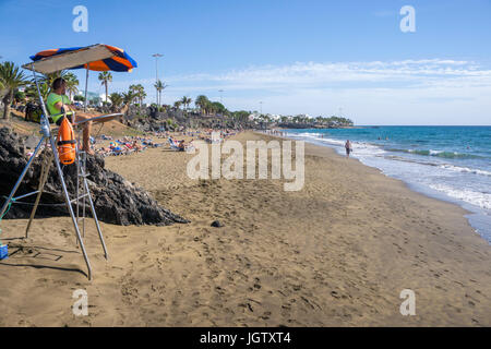 Baywatch tower, maître-nageur à Playa Grande, grande plage de Puerto del Carmen, Lanzarote, îles Canaries, Espagne, Europe Banque D'Images