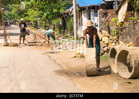 L'île de Bilu, Mawlemyine, Myanmar. Les travaux routiers et d'ouvriers. Banque D'Images