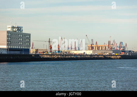 Grues du port de la mer du Nord de l'Espagne, à Portugalete. Aperçu de l'industrie Banque D'Images