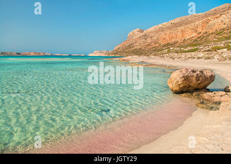 Vue des montagnes et de la célèbre plage de sable rose avec des eaux bleu turquoise de la Méditerranée, dans la baie de Balos, Crète, Grèce Banque D'Images