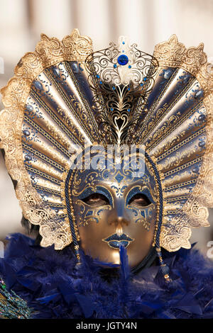 Venise Vénétie Italie. Portrait d'une femme s'habiller d'un costume classique au carnaval de Venise. Banque D'Images