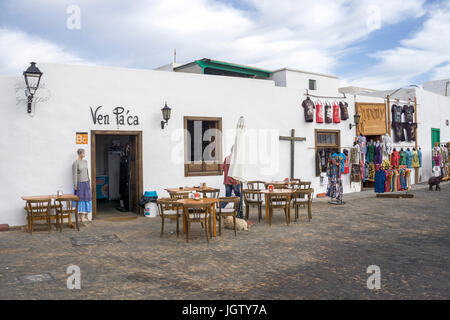 Café de rue et magasins à marché hebdomadaire du dimanche, Teguise, Lanzarote, îles Canaries, Espagne, Europe Banque D'Images