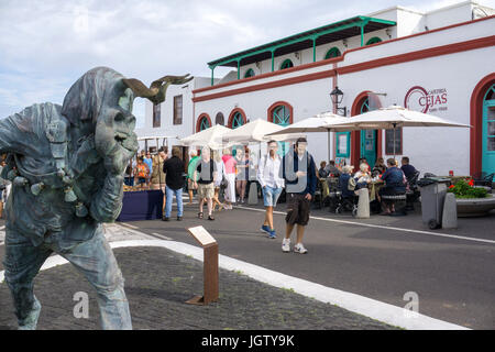 Elegua, devil statue, café de la rue et les échoppes de marché au marché le dimanche, Teguise, Lanzarote, îles Canaries, Espagne, Europe Banque D'Images