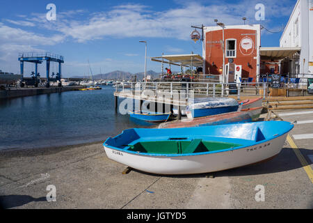 Bateau de pêche en face de la fish restaurant Casa Roja, port de pêche, la Tinosa, Puerto del Carmen, Lanzarote, îles Canaries, Espagne, Europe Banque D'Images