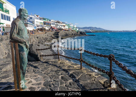 Statue de bronze en l'honneur de l'ancienne génération de l'artiste canarien Chano Navarro Betancor, promenade de la plage à Playa Blanca, Lanzarote, îles canaries Banque D'Images