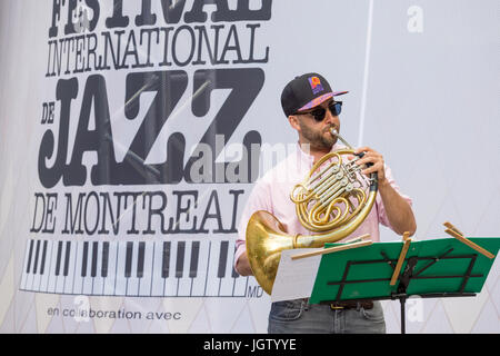 Montréal, le 8 juillet 2017 : La joueuse de cor d'effectuer au Festival de Jazz de Montréal Banque D'Images