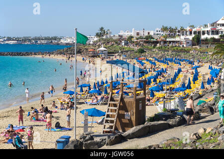 Gruene flagge am 71, Playa dorada bei Playa Blanca, Lanzarote, kanarische inseln, europa | drapeau vert à Playa dorada de Playa Blanca, lanzarot Banque D'Images