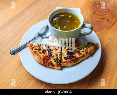 Produits frais, fait maison, bio volaille et légumes avec pizza fait maison, servi pour le déjeuner à la ferme à l'extérieur Fig volage Victoria, BC, Canada, on va Banque D'Images