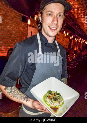 Gabe Fayerman-Hansen, chef à peu de Jumbo Victoria, BC, Canada, la tenue d'un apéritif de ceviche de crevettes avocat plus mousee. Banque D'Images