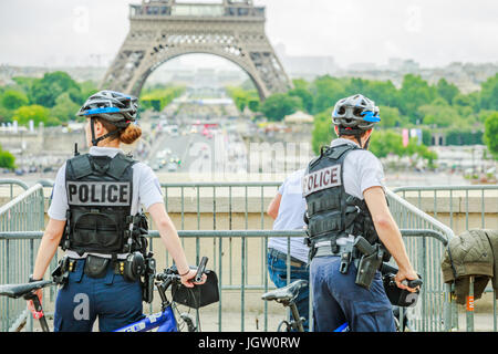 Police à la Tour Eiffel Banque D'Images