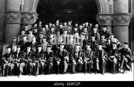 Portrait de groupe de professeurs de l'Université Johns Hopkins se sont réunis sur les marches d'un bâtiment scolaire, à Baltimore, Maryland, 1916. Banque D'Images