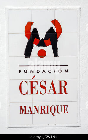 Logo de Cesar Manrique sur les carreaux à l'entrée de la Fundacion Cesar Manrique, Taro de Tahiche, Tahiche, Lanzarote, Canaries, l'Europe Banque D'Images