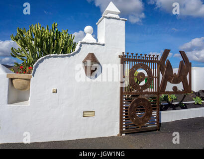 Portail en fer avec logo de Cesar Manrique, entrée à la Fondation Cesar Manrique, Taro de Tahiche, Tahiche, Lanzarote, Canary Islands, Spain, Europe Banque D'Images