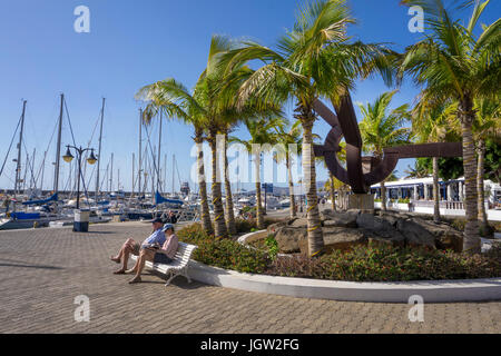 Les gens de promenade du port, port de plaisance, Puerto Calero, Lanzarote, îles Canaries, Espagne, Europe Banque D'Images