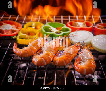 Crevettes crevettes grillées sur barbecue,poêle avec l'oignon frais pour repas de fruits de mer Banque D'Images