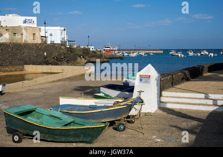 Le port de pêche du village Arrieta, point de départ du ferry pour l'île circuits La Graciosa, Lanzarote, îles Canaries, l'Europe Banque D'Images