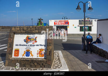 Tile photo au port de pêche de Orzola, point de départ du ferry pour l'île circuits La Graciosa, Lanzarote, îles Canaries, l'Europe Banque D'Images